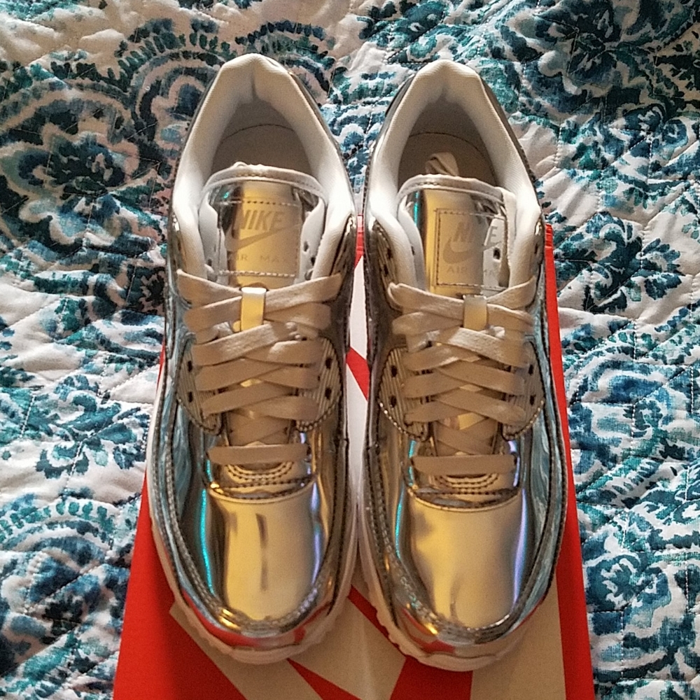 NWOT Nike Air Max 90